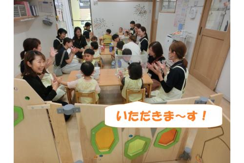 給食の時間に<span style='color:#7f00ff;'>保護者の方に来ていただき</span><br>参観を行いました!<br><br><br>はじめはいつもと違う雰囲気に<br><span style='color:#00ff00;'>少し緊張した</span>様子も…<br>