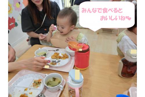 食事が始まると<br><span style='color:#ff007f;'>「こうやって食べるねんで!」</span>と<br>得意げに食べる姿を見せてくれたり<br>