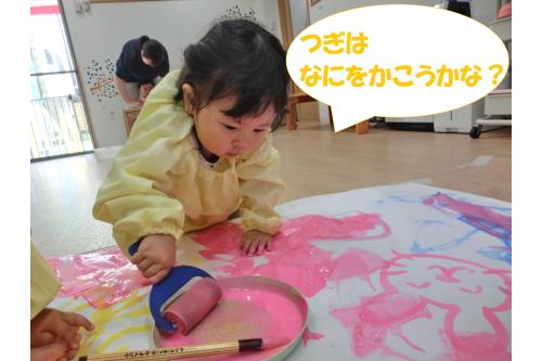 色を<span style='color:#bcff7a;'>混ぜあわせる</span>と<br>色が<span style='color:#7affff;'>変化</span>する様子を<br>「<span style='color:#7575ff;'>あれ？</span>」と言って<br><span style='color:#bc7aff;'>不思議そう</span>に見つめる姿や<br><br><span style='color:#ff70b7;'>手</span>や<span style='color:#7575ff;'>足</span>に絵の具をつけて<br>「<span style='color:#ffbc7a;'>ぺったん</span>」と言いながら<br>色々な場所に<span style='color:#ff66b2;'>手形</span>や<span style='color:#70b7ff;'>足形</span>を<br>つけていました<span style='color:#ff7f00;'>♡</span><br><br><br>ほっぺにも<span style='color:#7affbc;'>絵の具</span>がついていたりと<br><span style='color:#ff4747;'>全身</span>で絵の具遊びを<br>楽しんでいましたよ<span style='color:#ff42a0;'>！</span><br><br>遊びの中でも<br>様々なものに<span style='color:#ff75ff;'>興味</span>を示すようになり<br>指差しをしたり<br>「<span style='color:#75ffff;'>これはなに？</span>」と聞いてきたりする<br>姿が見られるようになりました<span style='color:#ff00ff;'>♪</span><br><br>遊びや活動の中で<br>先生やお友達との<span style='color:#ff6b6b;'>やりとり</span>の<br>楽しさを伝えていけたらと<br>思います<span style='color:#8e1eff;'>♡</span><br><br>次回のブログもお楽しみに<span style='color:#ffff00;'>★</span>