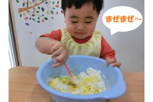 まずは<span style='color:#23ff23;'>好きな色水と小麦粉</span>を<br>まとまるまでスプーンで混ぜ混ぜ♪<br><br>少し時間がかかりましたが、<br><span style='color:#ff8e1e;'>粘土</span>みたいになるまで<br>一生懸命<span style='color:#2d96ff;'>ぐるぐる</span>混ぜていましたよ★<br>