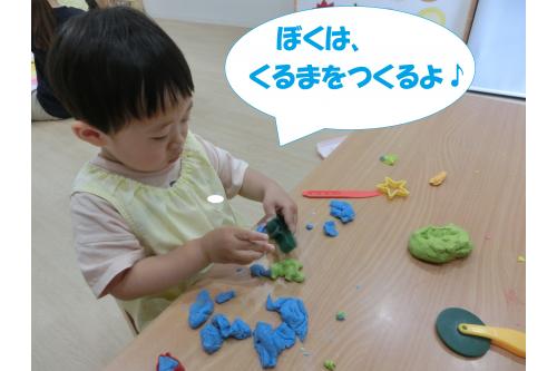<span style='color:#19ff8c;'>友達</span>の様子を見て、<br><span style='color:#ff962d;'>クッキー作り</span>を真似する姿も…<br><br>それぞれが<span style='color:#ff1eff;'>好きな遊び</span>をしている風でも、<br>少しずつ友達とのつながりが見えてきました<span style='color:#ff1e1e;'>♡</span>