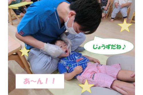 一番最初は<span style='color:#ff7aff;'>うさぎチームさん(2歳児)</span>!<br><br><span style='color:#00ff00;'>緊張</span>しながらも<span style='color:#ff7aff;'>大きな口</span>を<br>「<span style='color:#ff7a7a;'>あー!</span>」とあけて<br>口の中を診てもらうことができました<span style='color:#ff7aff;'>♫<br></span><span style='color:#7affff;'>お友達</span>が上手にできているのを見ると<br><span style='color:#ffbc7a;'>真似っこ</span>をして<br>他の子どもたちも<span style='color:#7abcff;'>上手に口をあけること</span>ができていました<span style='color:#ffff00;'>★</span>
