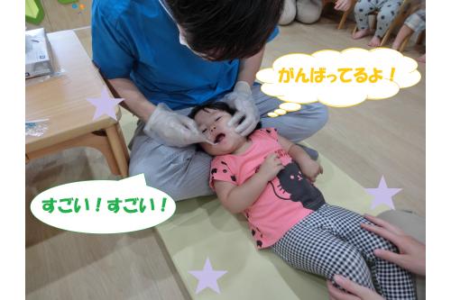 次に<span style='color:#ffbc7a;'>りすチームさん(1歳児)</span><span style='color:#ff0000;'>!</span><br><span style='color:#007fff;'>涙</span>をぐっとこらえて<br><br><span style='color:#ffbc7a;'>頑張って</span>お口を開くことができました<span style='color:#ffbc7a;'>(^^)</span><br><span style='color:#7aff7a;'>歯医者さん</span>が「頑張ったね<span style='color:#ff0000;'>!</span>すごいね<span style='color:#ff0000;'>!</span>」と<br><span style='color:#ff7aff;'>褒めて</span>くれると少し恥ずかしそうに<br><span style='color:#ff38ff;'>笑顔</span>を見せていました<span style='color:#7aff7a;'>(*´ω`*)</span>