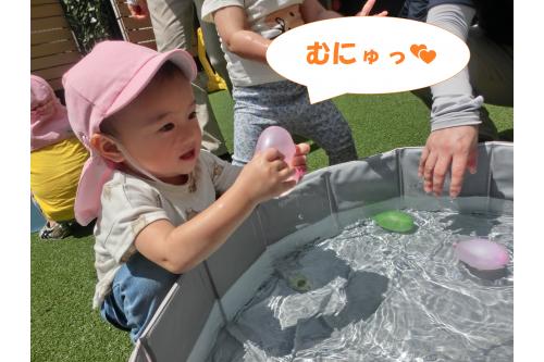 <span style='color:#ff00ff;'>りすチーム(1歳児)</span>は<br><span style='color:#007fff;'>水風船</span>を楽しみました<span style='color:#ffff00;'>★</span><br><span style='color:#ff7f00;'>むにゅっと潰れる感触</span>がたのしかったようで<br>何度も潰していた子どもたちです!<br>