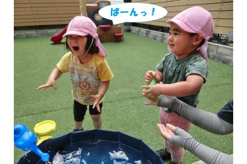 <span style='color:#00ff00;'>うさぎチーム(2歳児)</span>も水風船で遊んだのですが<br><span style='color:#ff007f;'>バーンと勢いよく水の中に投げ入れて</span>楽しみました<span style='color:#00ffff;'>(^^♪<br></span>勢いよく上がる水しぶきに<br><span style='color:#7f00ff;'>「きゃー!」</span>と大喜びでした<span style='color:#ffff00;'>★</span>