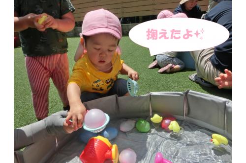 網で掬うあそびも楽しみました!<br><br>真剣な表情で掬っては<br><span style='color:#ff7f00;'>「みて!」</span>と先生やお友だちに<br>見せてくれました<span style='color:#ff00ff;'>(^^♪</span><br>今週は気温もぐんと上がり<br>一気に<span style='color:#ff007f;'>夏</span>が訪れそうです。<br><br>こまめな休息や水分補給で<br><span style='color:#00ff00;'>夏を乗り切ってきたい</span>と思います!<br><br>また、次回のブログもお楽しみに<span style='color:#ffff00;'>★</span>