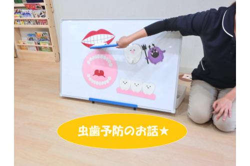 <span style='color:#42a0ff;'>歯磨き</span>をちゃんとしなかったら<br>みんなの健康な歯に<span style='color:#a042ff;'>虫ばい菌</span>がついて<br>歯が痛くなるんだよ！というお話を聞くと<br><br>「<span style='color:#ff42ff;'>お家でも歯磨きしてるよ！</span>」や<br>「<span style='color:#42ffa0;'>保育園でもしてるね！</span>」という声が<span style='color:#ff42a0;'>!(^^)!</span><br><br>お話を聞いた後は<span style='color:#ff4747;'>大きなお口</span>を<br>みんなで磨いてみました！<br>