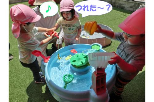 ２歳児<span style='color:#2893ff;'>うさぎチーム</span>は<br><span style='color:#38ff9b;'>ウォータープール</span>で<br><span style='color:#2828ff;'>水遊び</span>を<span style='color:#ff23ff;'>満喫</span>しています<span style='color:#ff9933;'>(^_-)-☆</span><br><br><span style='color:#2d96ff;'>釣り遊び</span>をしたり<br>水を汲んで<span style='color:#2dffff;'>流したり♪</span><br><br><span style='color:#9933ff;'>友達の様子</span>を気にしながら<br><span style='color:#2dff2d;'>真剣に</span>遊んでいますよ♡<br><br>まだまだこれからが<span style='color:#ff2828;'>夏本番！</span><span style='color:#ff9933;'><br>健康に</span>夏ならではの遊びを<br><span style='color:#38ff9b;'>楽しめる環境</span>を<br>つくっていきたいと思います！！<br><br>また、<span style='color:#96ff2d;'>次回のブログ</span>をお楽しみに<span style='color:#ffff33;'>★</span>