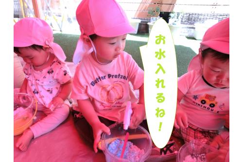 まずはサラサラの状態の<br>片栗粉を触ってみました!<br><br>「<span style='color:#42a0ff;'>サラサラしてるね!</span>」と<br>教えてくれる子もいましたが<br>「<span style='color:#4242ff;'>お水入れてもいい?</span>」と<br>早く水を入れたくて<span style='color:#a042ff;'>うずうず</span><br>していた子ども達(<span style='color:#ff42a0;'>*</span>>U<<span style='color:#ff42a0;'>*</span>)<br>
