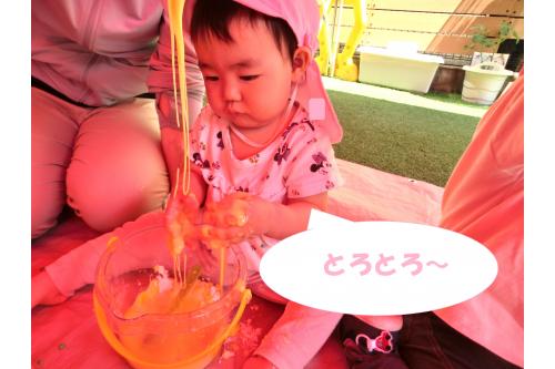 スプーンを使って混ぜていくと<br>サラサラだった片栗粉がとろとろの<br>片栗粉粘土に<span style='color:#ff5656;'>大変身!(^^)!<br></span><br>触ると<span style='color:#ffa54c;'>とろ~</span><br>触らなかったら<span style='color:#ad5bff;'>固まる</span><br>不思議な感触に<br>子ども達は<span style='color:#ff5bad;'>興味津々!</span>