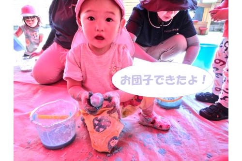 手で<span style='color:#ffa042;'>触って</span>感触を確かめたり<br>スプーンで<span style='color:#42ffa0;'>すくって</span>遊んだり<br><br>上手に丸めてお団子を作ったりと<br>思い思いに片栗粉の感触遊びを<br><span style='color:#42a0ff;'>楽しんでいただ</span>子ども達でした(<span style='color:#ff42a0;'>*</span>^^<span style='color:#ff42a0;'>*</span>)<br><br>次回のブログもお楽しみに~<span style='color:#ffff00;'>★</span>