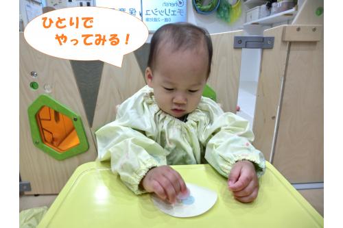 <span style='color:#ff7a7a;'>毎日</span>、少しずつ成長していく子どもたち<span style='color:#ff0000;'>!</span><br>今日は<span style='color:#ff00ff;'>シール貼り</span>と<span style='color:#ff3dff;'>タンポ</span>に<br>挑戦しました<span style='color:#42ffa0;'>(^^♪</span><br>はがすのはまだ難しいので<span style='color:#bc7aff;'>先生</span>がして…。<br>「どうぞ!」とシールを渡すと<br><span style='color:#ff7a7a;'>1つ</span>目は「?」と<span style='color:#7abcff;'>不思議</span>な表情。<br>