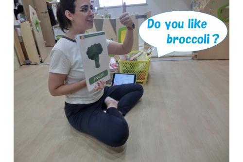 <span style='color:#00ff00;'>「Do You Like Broccoli Ice Cream?」</span>という曲では<br>食べれるもののときは<span style='color:#ff7f00;'>「Yes,I do!」</span><br>食べないもののときは<span style='color:#007fff;'>「No, I don't.Yucky!」</span><br>と言うのですが<br>