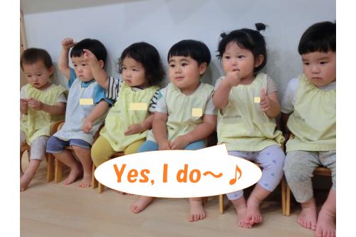親指を立てて<span style='color:#ff7f00;'>「Yes, I do!」</span>と<br>歌えました!<br><br><span style='color:#007fff;'>「No, I don't.Yucky!」</span>の表情も<br>とってもかわいいので<br>ぜひお家でも歌ってみてください<span style='color:#7f00ff;'>♪</span>
