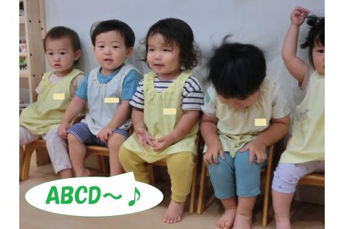 <span style='color:#00ff00;'>ABC~♪</span>と上手に歌うことが<br>できるようになっている子どもたち<span style='color:#ffff00;'>★</span><br>今月のトピック<span style='color:#ff7f00;'>「Fruit&Vegetable」</span>がたくさん登場する<br><span style='color:#7f00ff;'>「Fruit-Veggie ABC」</span>という曲に合わせて<br>歌っています<span style='color:#00ffff;'>♪</span>