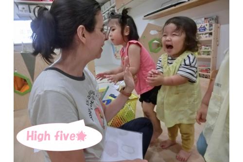 English teacherと<span style='color:#00ff00;'>High five!</span><br>思わず<span style='color:#ff7f00;'>笑顔</span>になっている<br>子どもたちです<span style='color:#ff00ff;'>♡</span>