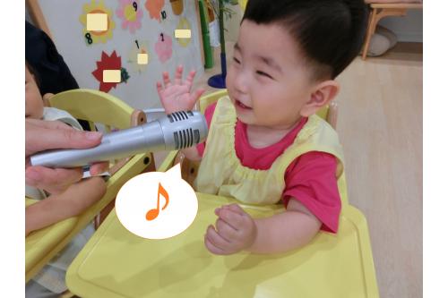 <span style='color:#7f00ff;'>ひよこチーム(0歳児)</span>も同じように<br>レッスンに参加していますが<br>たのしいようでニコニコです<span style='color:#00ff00;'>(^^♪</span>