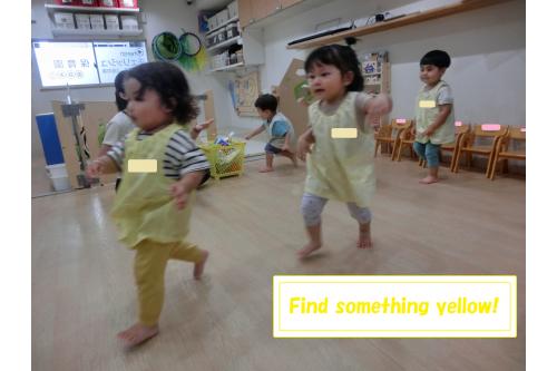 <span style='color:#7fff00;'>「Find something yellow!」</span><br>に合わせてYellowのものを探します<span style='color:#ffff00;'>★</span><br><span style='color:#ff007f;'>「ここ!」</span><span style='color:#7f00ff;'>「みつけた!」</span>と<br>嬉しそうに教えてくれます<span style='color:#00ffff;'>(^^♪</span>