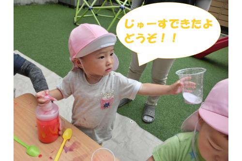 <span style='color:#bc7aff;'>ポンプ</span>の部分は少し<span style='color:#75ffba;'>硬かった</span>のですが<br><span style='color:#ff75ff;'>お友達と一緒に</span>「ぎゅっぎゅ」と<br><span style='color:#ff3d9e;'>助け合う姿</span>が見られました<span style='color:#ff7a7a;'>♡</span><br><br>色水を<span style='color:#7affbc;'>２</span>色、<span style='color:#bcff7a;'>３</span>色と<span style='color:#ba75ff;'>混ぜ合わせ</span><br><span style='color:#ffb770;'>様々な色</span>を自分たちで作っていましたよ<span style='color:#3d3dff;'>！！</span>