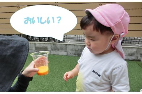 <span style='color:#75ff75;'>カラフル</span>な<span style='color:#ff66ff;'>ジュース</span>が完成すると<br>こぼさないように、<span style='color:#7a7aff;'>ゆっくりゆっくり</span>と<br>歩いて先生の場所まで<br>持ってきてくれました<span style='color:#baff75;'>♪</span><br><br>みんなで<span style='color:#7575ff;'>乾杯</span>し合ったり<br>「<span style='color:#6bffff;'>牛乳</span>みたいだね」<br>「<span style='color:#ff9e3d;'>オレンジジュース</span>だよ」<br>など<span style='color:#ff75ff;'>ジュース</span>に見立てて<br><span style='color:#ff4242;'>楽しむ</span>様子も見られましたよ<span style='color:#7affbc;'>♡</span><br><br>まだまだ<span style='color:#ff4c4c;'>暑い日</span>が続きますが<br><span style='color:#ba75ff;'>水分補給</span>をこまめに取りながら<br><span style='color:#7abcff;'>活動</span>を楽しんでいきたいと思います<span style='color:#ffa042;'>♪</span><br><br>次回のブログもお楽しみに<span style='color:#ffff33;'>★</span>