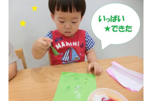 オクラを切ると中には<br>大きく白い種が！<br><br><br><span style='color:#7f00ff;'>「なんかつるつる滑る！」</span><span style='color:#ff7f00;'>「オクラ丸じゃない！」</span><br>と興味深々で見ていました。<br><br>絵の具をつけてスタンプをしてみると<br>うまく形がでず<br><span style='color:#0000ff;'>「なんで～？」</span>と<br>何度もオクラを見ていた子どもたち。<br><br>力強く連続で押していたので<br><span style='color:#00ff00;'>「ゆっくり押してみよう！」</span>と<br><span style='color:#ff0000;'>「ぎゅーっぽん！」</span>を合言葉に<br>再挑戦！<br><br>上手に形が出ると<br><span style='color:#007fff;'>「キラキラ星みたいね」</span>と目が輝いていました<span style='color:#ffff05;'>★</span>