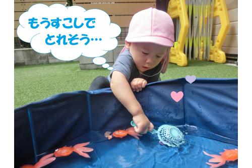 <span style='color:#2391ff;'>水遊び</span>が楽しみで、<br>靴を履くのも<span style='color:#ff2828;'>積極的♬</span><br><br><span style='color:#962dff;'>“お楽しみ”</span>が待っていると、<br>いつもより頑張れるのは<br>大人も子どもも<span style='color:#9eff3d;'>一緒ですね</span><span style='color:#ff2828;'>❤</span><br><span style='color:#ff2893;'> <br> 金魚すくいセット</span>でも<br>いろんな工夫が見られましたよ<span style='color:#2d96ff;'>(^▽^)</span>