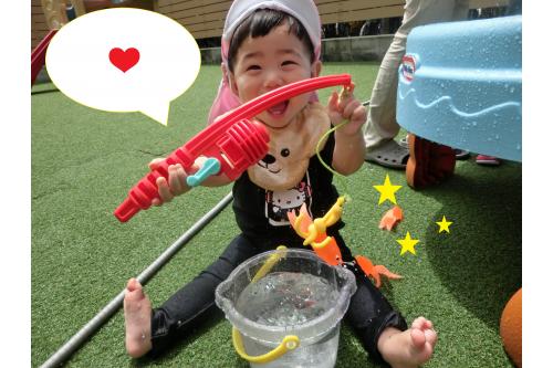 <span style='color:#ff9328;'>すくう</span>だけじゃなく、<br><span style='color:#9933ff;'>釣り竿</span>を使って<br>金魚を<span style='color:#33ff33;'>吊り上げる</span>姿もありました!<br><br>そんな<span style='color:#2d2dff;'>お兄さんの姿</span>に<br><span style='color:#ff2893;'>刺激</span>を受けたのかな?<br><br>0歳児<span style='color:#3399ff;'>ひよこ</span>チームも<br>金魚の<span style='color:#ff9933;'>一本釣り( ´∀` )★</span>