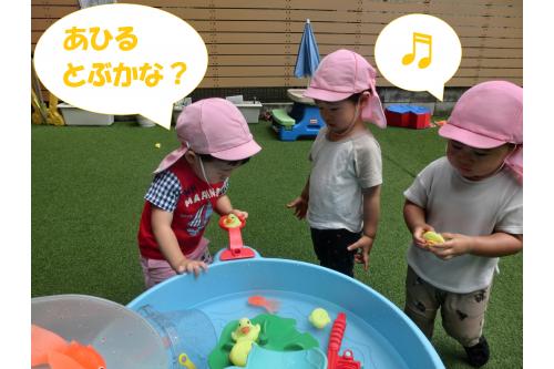 ばねのきいた<span style='color:#ff9b38;'>ジャンプ台</span>では、<br><span style='color:#2dff2d;'>カエル</span>や<span style='color:#ff2dff;'>あひる</span>を飛ばして<br>遊んでいました<span style='color:#ff2323;'>♬</span><br><span style='color:#2893ff;'>指ではじく行為</span>…むずかしい<span style='color:#2893ff;'>(*_*;</span><br><br>うまくいかなくても<br><span style='color:#ff2828;'>何度も挑戦</span>していましたよ<span style='color:#ff2323;'>( `ー´)ノ</span><br><br>そんな姿に<span style='color:#33ff99;'>「ぼくも、やってみたい」</span>と<br>集まってきた<span style='color:#2d2dff;'>チャレンジャー</span>たち<span style='color:#ff2391;'>❤</span><br>遊びの中で、<span style='color:#ff9933;'>身体の使い方</span>や<span style='color:#962dff;'>順番</span>などを<br>学んでいくんですね<span style='color:#ff28ff;'>(o^―^o)</span><br><span style='color:#2d96ff;'> <br> この夏</span>でどれだけ成長するのか<br><span style='color:#ff9b38;'>楽しみです★</span><br>それでは、<span style='color:#ff3dff;'>次回のブログ</span>もお楽しみに<span style='color:#ffff33;'>☀</span>