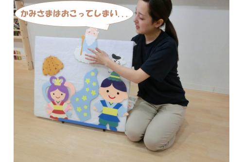 次は、<span style='color:#7affbc;'>七夕</span>はどんな日なのかを<br><span style='color:#7abcff;'>パネルシアター</span>で見ました<span style='color:#ffa347;'>★</span><br><br>少し難しいかな?と思いましたが<br><span style='color:#af60ff;'>真剣な顔</span>で見ていました<span style='color:#66ffb2;'>(*^^*)</span>