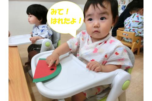 まずはクラスごとに分かれて<br><span style='color:#7affbc;'>七夕</span>の<span style='color:#4cff4c;'>笹飾り作り</span><span style='color:#ffff33;'>☆彡</span><br><br>ひよこチームは<span style='color:#ff3d3d;'>スイカ</span>を作りました<span style='color:#ff7aff;'>♪</span><br>黒色のシールを<span style='color:#70b7ff;'>種</span>に見立てて<br>ペタペタ<span style='color:#6b6bff;'>!</span>