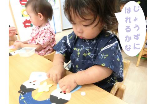 りすチームは<span style='color:#7affff;'>天の川</span>を作りました<span style='color:#bc7aff;'>!</span><br><br><span style='color:#ff7aff;'>織姫様</span>と<span style='color:#7abcff;'>彦星様</span>の洋服に<br><span style='color:#ff7a7a;'>カ</span><span style='color:#4747ff;'>ラ</span><span style='color:#ffff3d;'>フ</span><span style='color:#60ff60;'>ル</span>なシールで模様付け<span style='color:#ff70b7;'>♪</span><br><br>自分で「<span style='color:#5bffad;'>これにする!</span>」と<br>好きな色を選んで貼っていましたよ<span style='color:#ff389b;'>♡</span>
