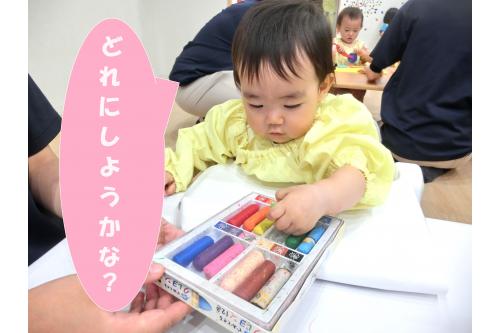 <span style='color:#ff42ff;'>初めて</span>のクレヨンに<span style='color:#a042ff;'>興味津々</span>のひよこチーム<span style='color:#ff42a0;'>♡</span><br><br>目の前にクレヨンを出すと<br>「<span style='color:#42ffa0;'>どの色にしようかな～？</span>」と<br>目を<span style='color:#ff9933;'>キラキラ</span>させて選ぶ姿が<span style='color:#ff6666;'>!(^^)!</span>