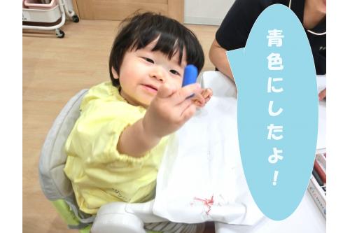 選んだクレヨンは、、、<br><br><span style='color:#ff42a0;'>じゃ</span><span style='color:#ffa042;'>じゃー</span><span style='color:#42ff42;'>ん！</span><br><br>「<span style='color:#4242ff;'>青色にしたよー！</span>」と<br>保育者に見せてくれました<span style='color:#ffff00;'>★</span>