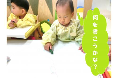 クレヨンを紙に<span style='color:#a347ff;'>トントン</span>と押し当てると<br><span style='color:#5151ff;'>点</span>が書けるという発見もありました<span style='color:#a0ff42;'>！</span><br><br>トントンと響く音に合わせて点が<br>書けることが<span style='color:#ff51ff;'>楽しかった</span>ようでたくさん点を<br>書いて遊んでいる子もいましたよ(<span style='color:#ff42ff;'>*</span>＞ω＜<span style='color:#ff42ff;'>*</span>)<br><br>真似をして遊ぶだけではなく<br>自分たちで<span style='color:#42ffa0;'>他の方法を見つけて</span>遊ぶ姿を<br>見ると<span style='color:#ffa042;'>成長</span>を感じますよね(<span style='color:#ff42a0;'>*</span>^^<span style='color:#ff42a0;'>*</span>)<br><br>これからも遊びの中で<br>たくさんの<span style='color:#ffa042;'>成長</span>を感じて<br>いけたらなっと思います<span style='color:#ff42a0;'>♥</span><br><br>次回のブログもお楽しみに～<span style='color:#ffff00;'>★</span>