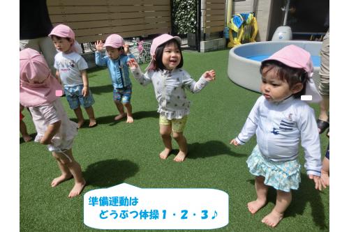 まずは<span style='color:#ff007f;'>準備体操</span>!<br><br>早くプールに入りたい気持ちを<br>抑えて<span style='color:#00ff00;'>「どうぶつ体操1・2・3」</span><span style='color:#007fff;'>♪</span><br><span style='color:#7f00ff;'>音楽</span>に合わせて先生を見ながら<br>上手に体操できました<span style='color:#ffff00;'>★</span>