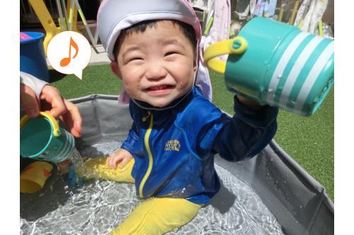 シャワーも浴びて<br>早速<span style='color:#007fff;'>プール</span>へ<span style='color:#7fffbf;'>(^^♪</span><br><span style='color:#ff7fff;'>ひよこチーム(0歳児)</span>もたのしくて<br>思わずこの笑顔<span style='color:#ff0000;'>♡</span>