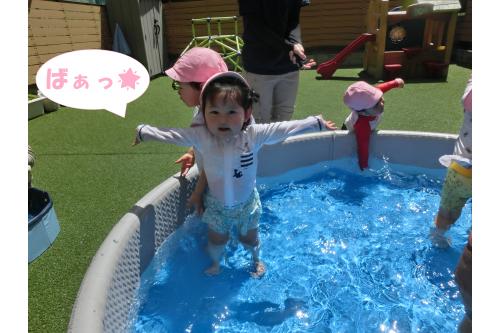 少し慣れてくると水を<br><span style='color:#0000ff;'>ばっしゃーん</span>と上にあげて<br>楽しんでいた子どもたち!<br><br><span style='color:#7f00ff;'>キラキラ光る水しぶき</span>が<br>きれいで笑顔がたくさん<br>見られましたよ<span style='color:#7fbfff;'>(^^♪</span>