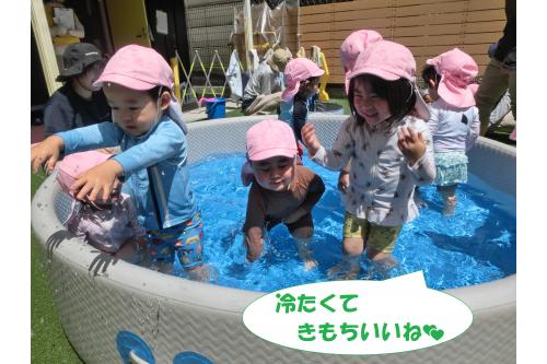 <span style='color:#7f00ff;'>プールの外</span>にいる先生に向かって<br>お水をかける子どもたち<span style='color:#ffff00;'>★</span><br><span style='color:#ff007f;'>「うわぁ~」</span>と大げさに驚くと<br>それもまたたのしくて<br>何度も何度も水をかけて<br>いましたよ(笑)<br>