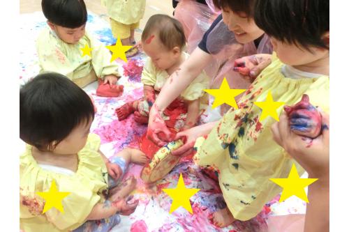 <span style='color:#ff9e3d;'>手形</span>をたくさんつけたり<br>自分の足や手に絵の具を<span style='color:#3dff9e;'>ぬりぬり♪</span><br><br>先生の手に絵の具を塗って<br>遊んでいる子もいましたよ(<span style='color:#ff3d9e;'>＊</span>>v<<span style='color:#ff3d9e;'>＊</span>)<br>