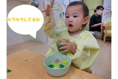 紙コップ2つを重ねて<br><span style='color:#ff7aff;'>フリフリ</span>したり<br><span style='color:#7abcff;'>転がしたり</span>しながら<br>寒天の動きをよ~く<br><span style='color:#afff60;'>観察</span>していました<span style='color:#3dff3d;'>!</span><br><br><span style='color:#5656ff;'>プルプル</span>、<span style='color:#19ffff;'>ツルツル</span>といろんな<br><span style='color:#ff4747;'>感触を楽しむ</span>ことができましたよ<span style='color:#ff47ff;'>♡</span><br><br>これからも<span style='color:#66b2ff;'>夏</span>ならではの<br><span style='color:#5bff5b;'>遊び</span>をたくさん楽しみたいと思います<span style='color:#ffba75;'>♪</span><br><br>次回のブログもお楽しみに<span style='color:#ffff00;'>☆</span>