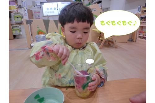 <span style='color:#bc7aff;'>もぐもぐと</span>美味しそうに<br><span style='color:#ff7f00;'>食べる真似</span>をする姿や<br>
