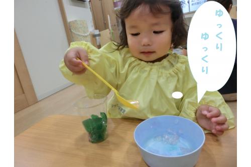 一人一つずつ<span style='color:#7affff;'>透明</span>の<span style='color:#7abcff;'>紙コップ</span>を<br>渡して自分だけの<br><span style='color:#ffbc7a;'>オリジナルゼリー</span>作りをしました<span style='color:#ff7abc;'>♡</span><br><br>白色・<span style='color:#ff75ff;'>ピンク</span>・<span style='color:#7aff7a;'>緑</span>・<span style='color:#ffff42;'>黄色</span>の<br>中から好きな色の寒天を選び<br>落とさないように<br><span style='color:#baff75;'>ゆっくりゆっくり</span>と<br>コップの中に運んでいましたよ✨<br><br>落とさずに運べると<br>「<span style='color:#ff6b6b;'>いえ~い</span>」と<br>手を<span style='color:#ff7f00;'>パチパチ</span>叩いたり<br>