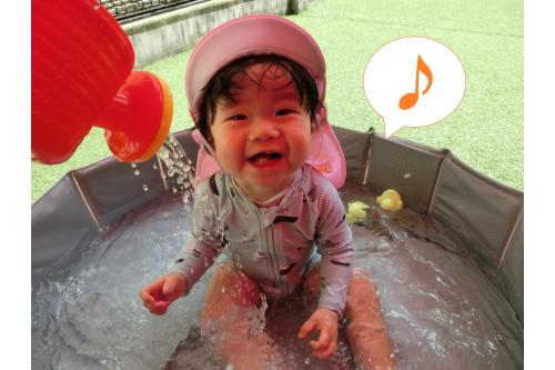 <span style='color:#ff007f;'>ひよこチーム(０歳児)</span>も<br>水にすっかり慣れて<br>笑顔をたくさん見せてくれます<span style='color:#007fff;'>(^^♪</span><br><br>いろいろな<span style='color:#7f00ff;'>玩具に興味</span>を持って<br>手を伸ばしたり<br><span style='color:#ff007f;'>水面をバシャバシャ触ったり</span>と<br>楽しんでいます<span style='color:#ffff00;'>★</span>