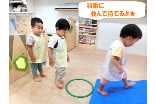 <span style='color:#ff7f00;'>マットあそび</span>を行いました！<br><br>みんなで一斉に始めると危ないから<br><span style='color:#ff007f;'>順番に並んで待とう！</span><br>というお話を聞くとしっかりと並んで<br>待つことができました<span style='color:#7f7fff;'>(^^♪</span><br>遊んでいる途中たのしくなってきても<br><span style='color:#00ff00;'>フープの中で</span>自分の番を<br>しっかりと待つ姿がまた一つ<br>お兄さん、お姉さんに見えました<span style='color:#ffff00;'>★</span>