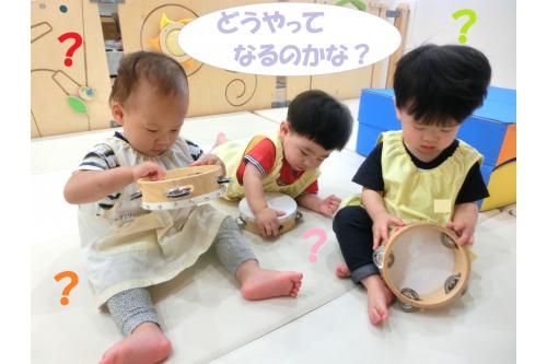 初めての「<span style='color:#ff0000;'>タンバリン</span>」に<br>子どもたちも<span style='color:#ffbc7a;'>興味津々！</span><br>「どうやってなるのかな？」と<br>まずは外側についている「<span style='color:#7affbc;'>鈴</span>」から<br>触っていました<span style='color:#00ffff;'>(^^♪</span>