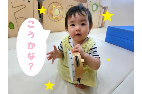 <span style='color:#ff00ff;'>先生</span>が「こうやって<span style='color:#7affbc;'>たたく</span>んだよ<span style='color:#7affff;'>♫</span>」<br>と伝えると…。<br><br><span style='color:#7abcff;'>子ども達</span>も真似っこ<span style='color:#ff0000;'>！</span>