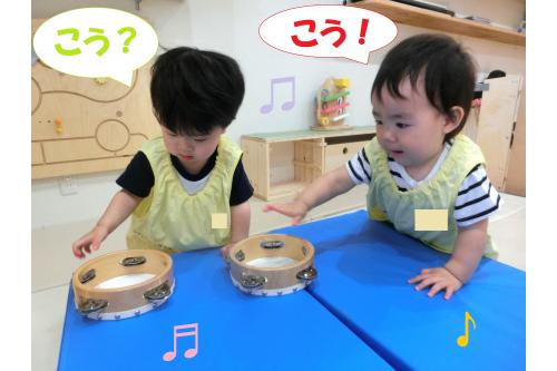 後ろに<span style='color:#bc7aff;'>ひっくり返して</span>見たり…。<br>