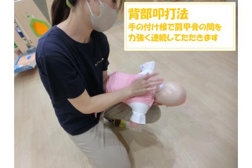 おままごとのいちごを<br>誤って口に入れてしまい<br>飲み込んだことを想定して<br>今回の訓練は行われました。<br><br><br>異物を飲み込み喉に詰まったとき<br><span style='color:#ff007f;'>背部叩打法にて異物除去</span>を<br>行います。<br><br>人形の口に異物をいれ<br>実際に<span style='color:#00ff00;'>叩いて出す</span>訓練を行いました。<br>