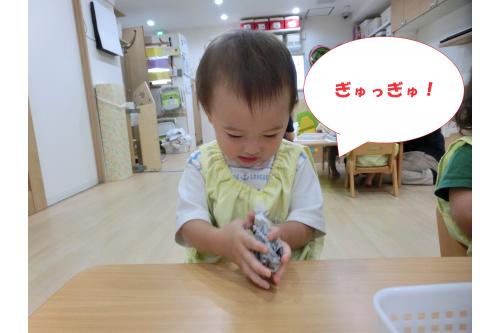まずは、自分たちで<br><span style='color:#7abcff;'>新聞紙</span>をぎゅっぎゅと丸めて<br><span style='color:#75ffff;'>アイスクリーム</span>の形、<span style='color:#ff7070;'>丸の形</span>を<br>作ってもらいました<span style='color:#ff7abc;'>!!</span><br><br><span style='color:#75baff;'>新聞紙</span>を丸めるのが<br>とても楽しかったようで<br>新聞紙がなくなると<br>「<span style='color:#7affbc;'>まだやりたい!</span>」<br>「<span style='color:#ffbc7a;'>新聞紙ちょうだいよ~</span>」と<br>言う声がいっぱい<span style='color:#ffff00;'>♪</span>
