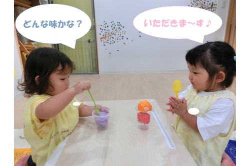 自分で選んだ<br><span style='color:#7a7aff;'>つめた~い</span>アイスクリームを<br>お友達と一緒に<br>「<span style='color:#ffaf60;'>いただきま~す</span><span style='color:#ff7abc;'>!</span>」<br><br>「<span style='color:#51ffa8;'>おいしいね</span><span style='color:#ffff7a;'>♪</span>」と<br>仲良く<span style='color:#7aff7a;'>お話する姿</span>が<br>とても可愛かったです<span style='color:#ffbc7a;'>♥</span><br><br>これからも、<span style='color:#ff70b7;'>ごっこ遊び</span>や様々な<br>遊びをたくさん取り入れていきたいと思います!!<br><br>次回のブログもお楽しみに<span style='color:#ffff00;'>★</span>
